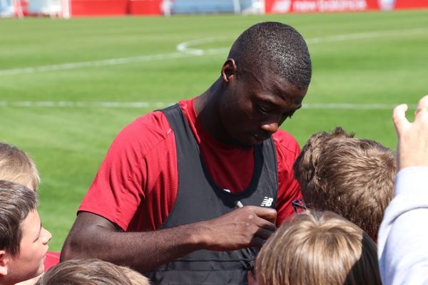 Nicolas Pépé signant des autographes à Luchin en avril dernier.