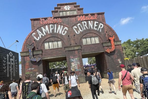 Le passage entre la HellCity et le camping, une nouveauté de l'édition 2024