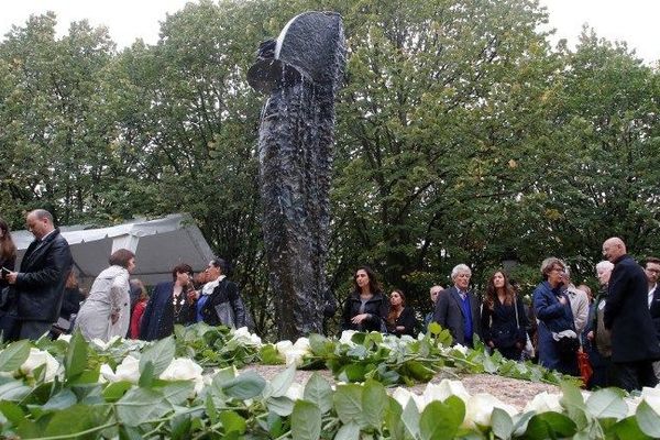 Des roses blanches ont été déposées autour du  monument aux victimes du terrorisme aux Invalides.