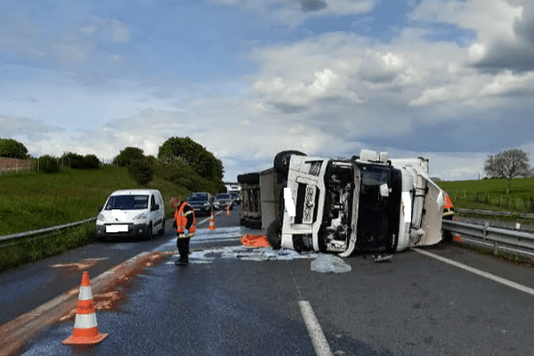 Un poids-lourd s'est couché sur les voies de l'A11 en direction d'Angers