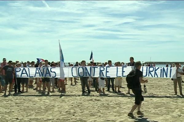 Les manifestants ont déployés une immense banderole sur la plage du centre ville où l'on pouvait lire " Palavas contre le burkini"