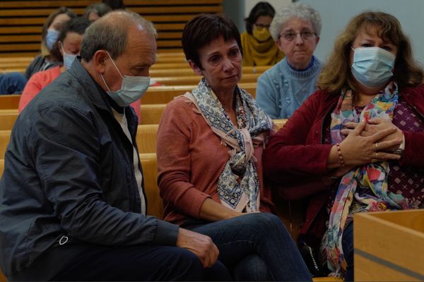 La famille d'Amandine Estrabaud, avec la maman au centre, au tribunal, pendant le procès devant la Cour d'Assises du Tarn.