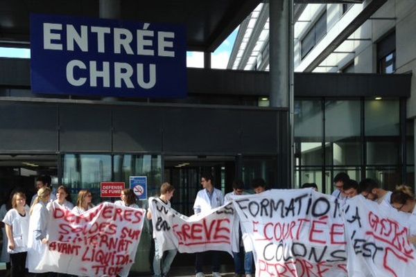 Les internes grévistes devant l'hôpital Minjoz à Besançon