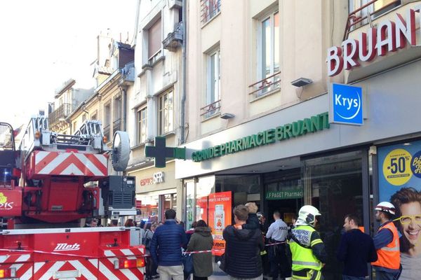 Un incendie s'est déclaré à la pharmacie Bruant, au centre-ville de Dijon, vendredi 13 avril 2018