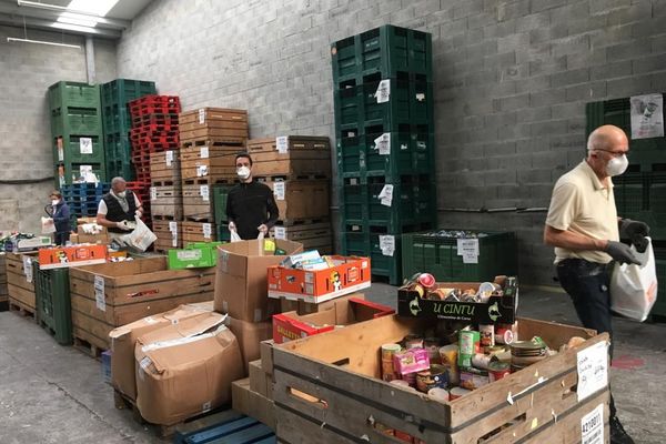 Les bénévoles de la banque alimentaire de Charente-Maritime sont à pied d'oeuvre.