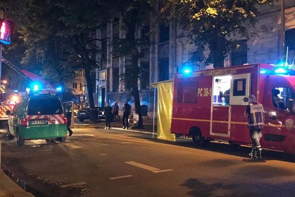 Un violent incendie a ravagé un appartement du boulevard Gambetta à Grenoble lundi soir.