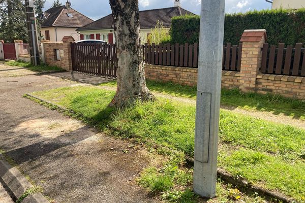 Rue Saint Michel à Bourges. C'est ici qu'a eu lieu l'accident des deux jeunes qui roulaient sans casque et sans plaque d'immatriculation lorsque deux policiers municipaux ont tenté de les intercepter le lundi 15 avril 2024.