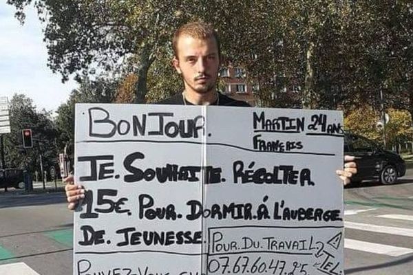 Martin, 24 ans, et sa pancarte au Faubourg de Béthune à Lille