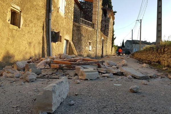 Une rue de Teil en Ardèche, après le tremblement de terre du 11 novembre 2019.