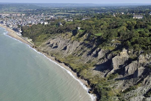 Dans le Calvados, sur la Côte Fleurie, Villers-sur-Mer et les falaises des Vaches Noires passeront ce dimanche sous un ciel très variable, à l'issue d'une nuit tourmentée par une forte perturbation.