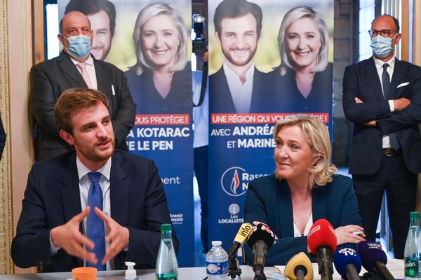 Le candidat du RN dans la région Auvergne-Rhône-Alpes Andrea Kotarac et la présidente du parti d'extrême-droite du Rassemblement national (RN) Marine Le Pen et  le 3 juin 2021 à Saint-Chamond.