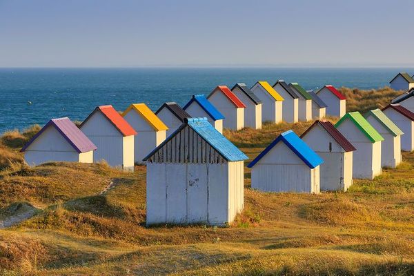 Dans la Manche, à Gouville-sur-Mer, les cabanes resteront soumises au vent et aux averses en ce mercredi perturbé.