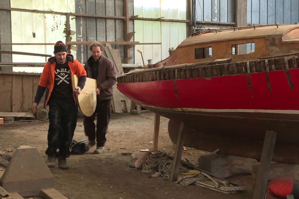 Benoît et Cyrille font revivre un chantier naval centenaire, le long du Goyen, à Plouhinec (29).