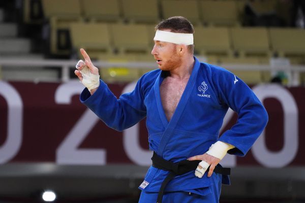 Le judoka Axel Clerget, pendant les Jeux olympiques de Tokyo 2020. À cause du covid, il n'y avait pas de public (les sièges derrière sont vides).