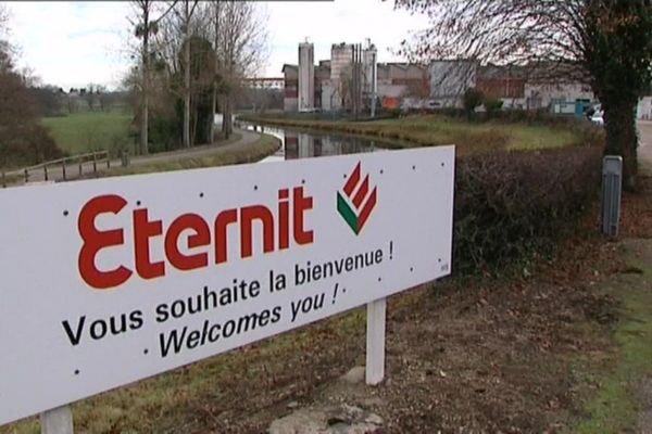 L'entrée du site Eternit de Vitry-en-Charolais (maintenant appelé "CRI ciments renforcés industries")