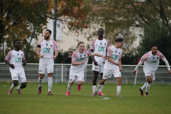 Les joueurs de l'Étoile Maritime FC explosent de joie suite à leur victoire contre l'USSA Vertou aux tirs au but au 7e tour de Coupe de France, le 17 novembre 2024.