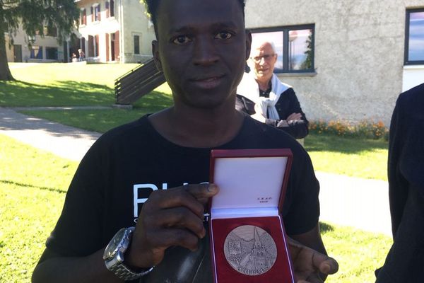 Mamoud Diallo a reçu la médaille d'honneur de la ville d'Autrans.