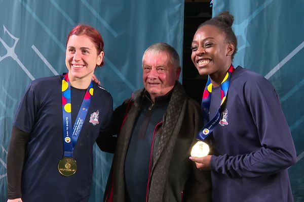 Tamara Horacek (à gauche) et Oriane Ondono posent avec un fan, médaille d'or autour du cou, mercredi 27 décembre à la salle Mangin-Beaulieu. Avec leur coéquipière Léna Grandveau, qui a, elle aussi, disputé le mondial, elles sont allées à la rencontre de leur public, venu en nombre.