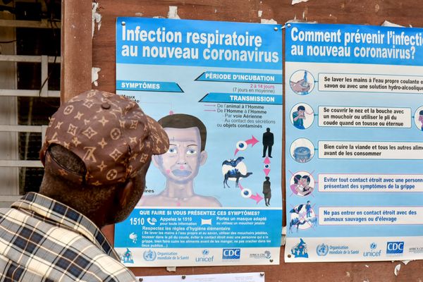 Un homme regarde des affiches de prévention sur le coronavirus, à Yaoundé au Cameroun, le 6 mars 2020