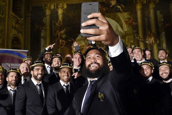 Uini Atonio réalisant un selfie avec tous la sélection française de rugby à Greenwich en Angleterre.