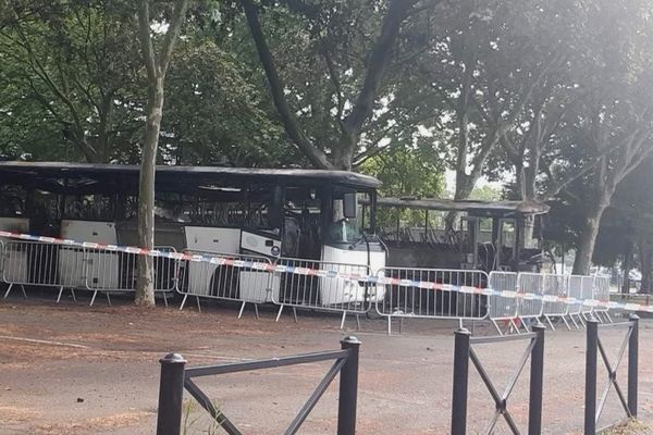 Deux bus ont pris feu cette nuit, sur la place des Quinconces, à Bordeaux