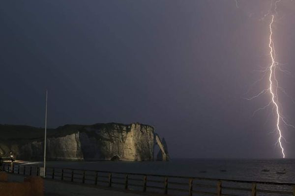 Soir d'orage à Etretat...