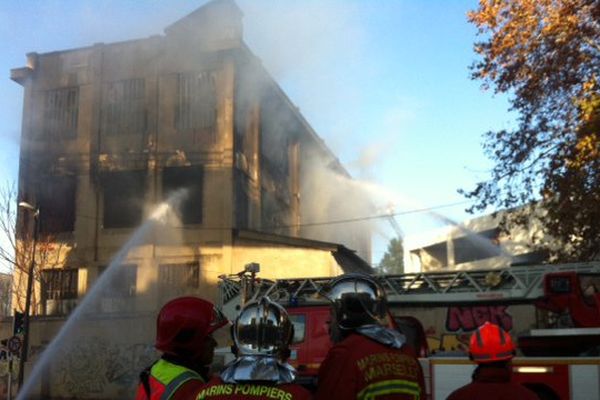 Les Marins-Pompiers toujours à l'oeuvre samedi matin rue Cazemajou à Marseille.