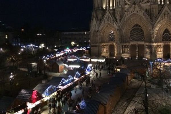 Marché de Noël de Reims, au pied de la cathédrale