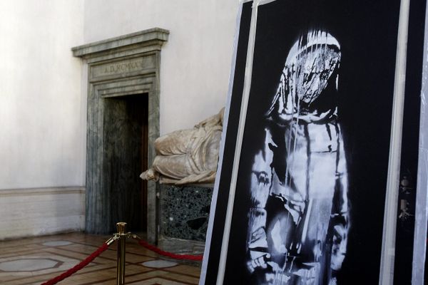 L’œuvre "La jeune fille triste", en hommage aux victimes du 13 novembre 2015, est conduite par deux "transporteurs" direction l’Italie.