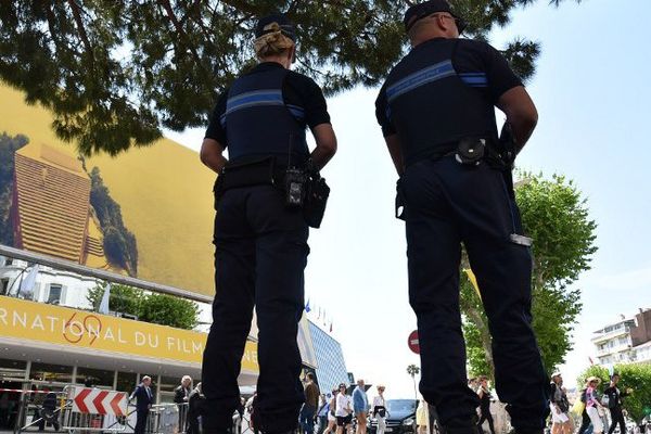 Policiers en poste au festival de Cannes 2016