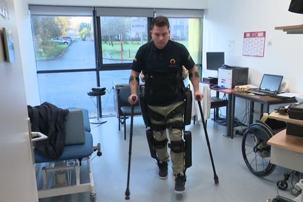 Anthony Estève, 26 ans, a suivi six semaines de formation pour apprendre à marcher avec un exosquelette.