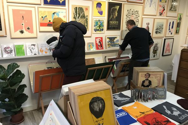 La boutique du Schmirlab expose une trentaine d'artistes qui travaillent leurs images en sérigraphie.