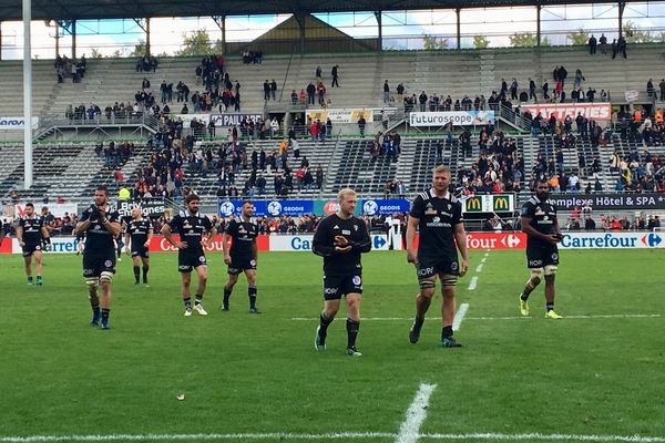 Les Brivistes, avec au centre le "fautif" Stuart Olding (en pull), saluent les 7831 spectateurs du Stadium.