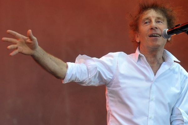 Alain Souchon (photographié le 18 juillet 2010 au festival des Vieilles Charrues à Carhaix) est attendu le vendredi 9 novembre 2012 au Centre Culturel Valéry Larbaud à Vichy (03) et le samedi 10 novembre 2012 à la Maison de la Culture à Clermont-Ferrand (63).
