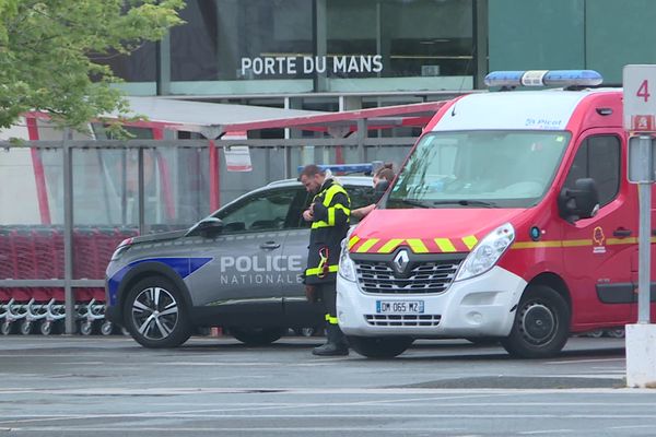 Les secours et forces de l'ordre ont bouclé le périmètre autour du centre commercial ce mardi 7 juin.