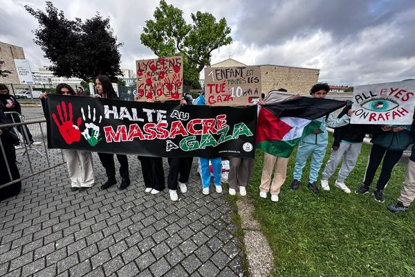 Une quarantaine de lycéens se mobilisent en soutien à la Palestine devant le collège-lycée Jacques Callot à Vandoeuvre-lès-Nancy.