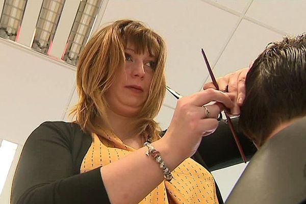 Juliette, non-voyante âgée de 28 ans, a ouvert son salon de coiffure à Desvres.