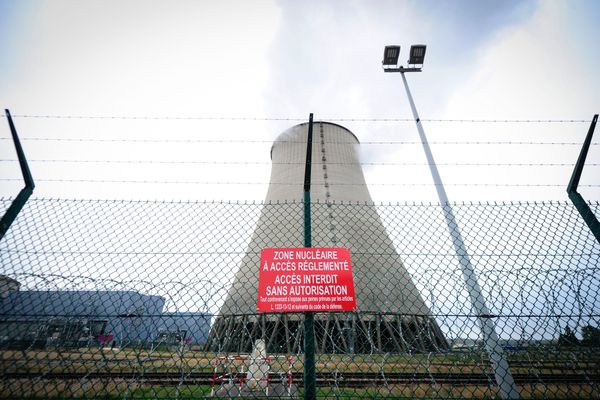 Une des deux cheminées de refroidissement du centre nucléaire de production d'électricité EDF de Belleville-sur-Loire, dans le Cher.