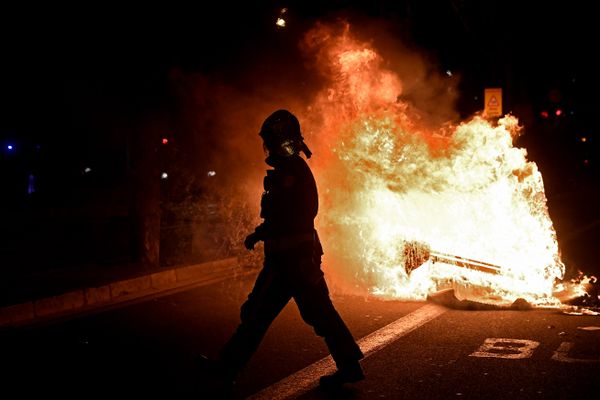 Pompier en intervention lors d'un feu de poubelle (illustration)