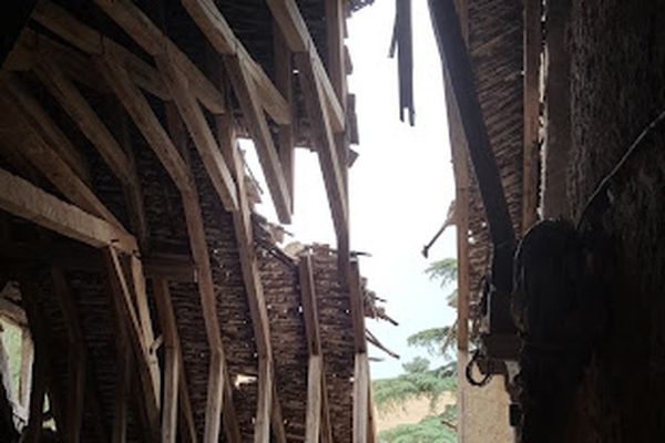 La brèche dans la toiture du château d'Esclignac (Gers) laisse désormais pénétrer les intempéries (photo d'archives de 2016)