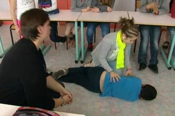 Fiona, dans son école, en plein cours de secourisme. 