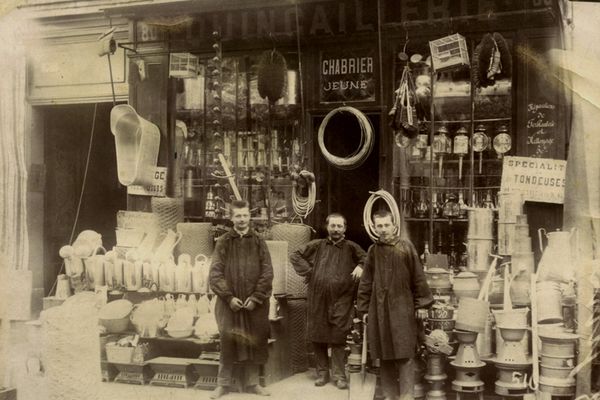 De la tondeuse au pot de chambre, au début du siècle la quincaillerie Chabrier proposait tout type de produits aux chalands