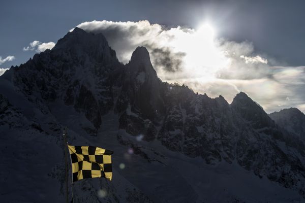 Un drapeau indiquant le risque d'avalanche dans le massif du Mont-Blanc, près de Chamonix.