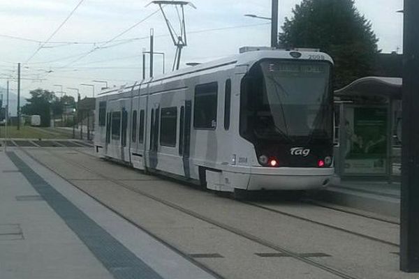 Le tram E au Fontanil 