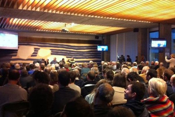 Public réuni en mairie de Grenoble pour l'atterrissage de Philae