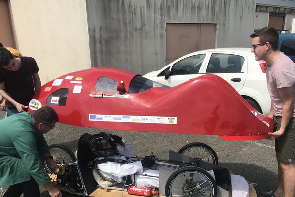 La Red car des étudiants de l'IUT de Poitiers en course pour le challenge ÉducÉco