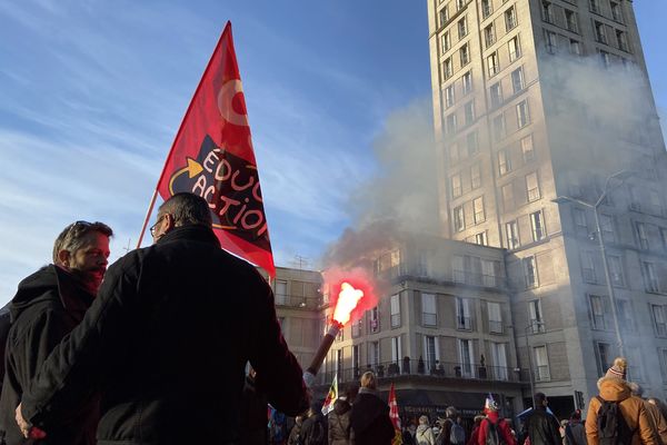 Le cortège amiénois défilant devant la gare d'Amiens et la tour Perret, ce samedi 11 janvier.