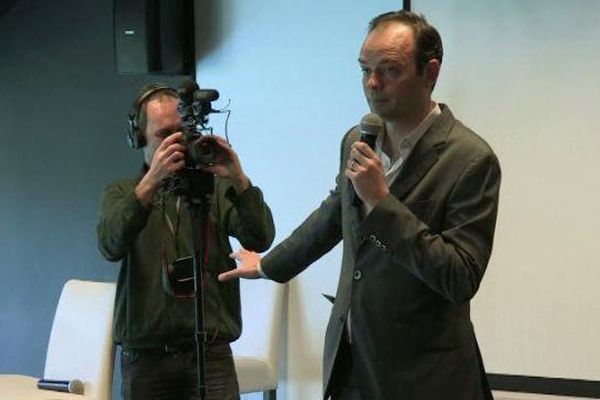 Edouard Philippe lors d'un tournage en 2014. Il présente le réalisateur à son équipe de campagne. 