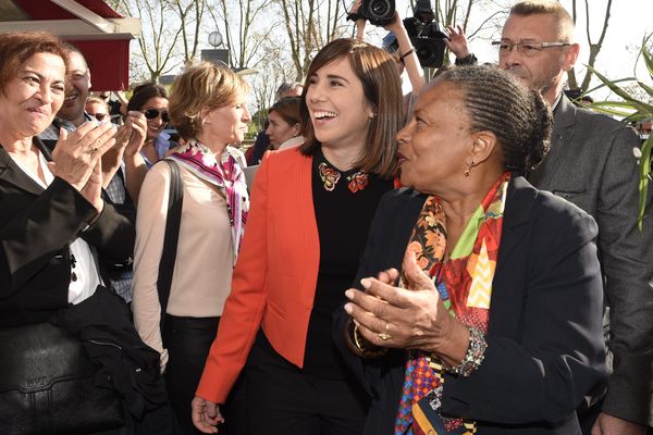 Camille Pouponneau (en rouge), la jeune maire PS de Pibrac avec Christiane Taubira