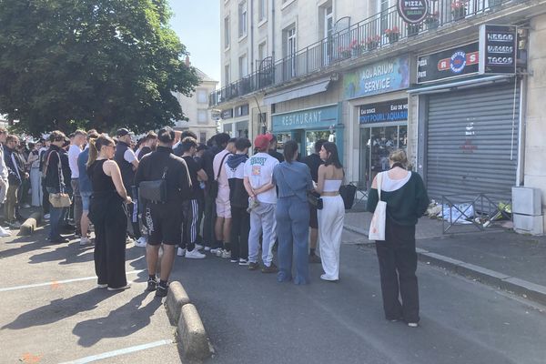 Un rassemblement se tient avenue du Général-de Gaulle à Saumur devant le restaurant où le jeune homme a trouvé la mort.
